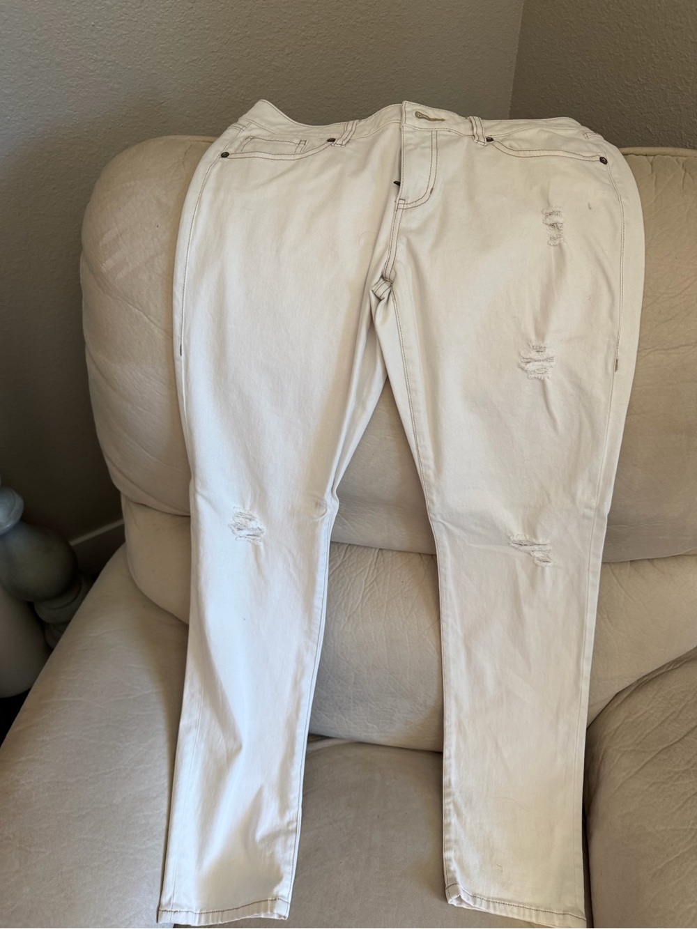 cabi Women’s White Distressed Skinny Jeans, size 6